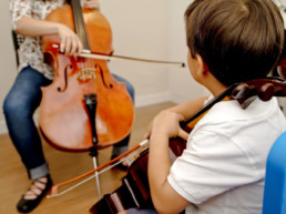 Clases de violonchelo para niños y niñas en Madrid con Inés Suárez. Método Suzuki y Método Colourstrings