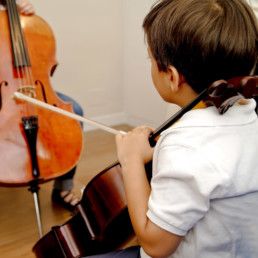Clases de violonchelo para niños y niñas en Madrid con Inés Suárez. Método Suzuki y Método Colourstrings