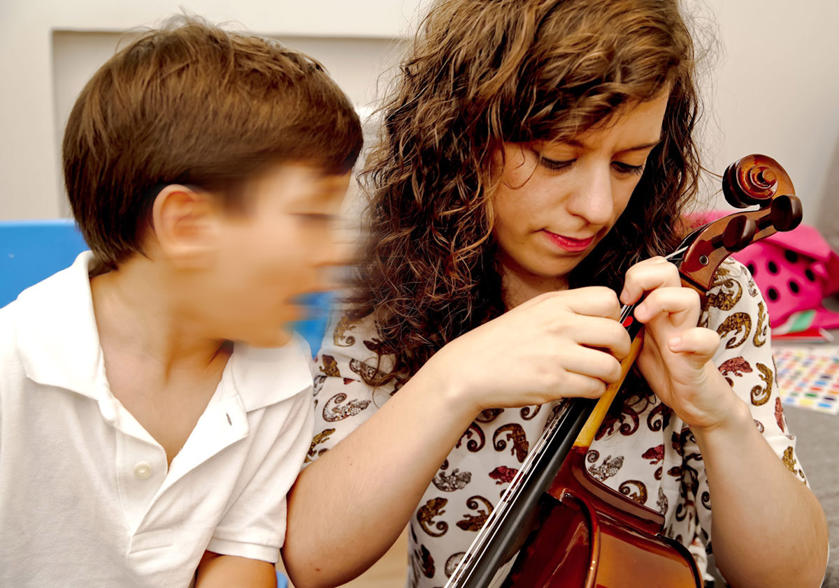 Clases de violonchelo para niños y niñas en Madrid con Inés Suárez. Método Suzuki y Método Colourstrings